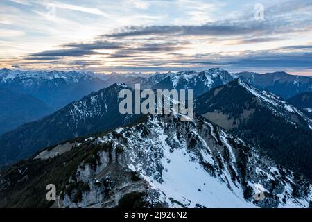 Luftbild, Berge mit Schnee am Abend, Blick vom Gipfel des Kramers, Garmisch, Bayern, Deutschland Stockfoto