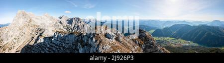 Luftbild, Gipfel Seehorn und Pillersee, Wanderweg entlang eines Grats mit Matterhorn, Blick auf die Berglandschaft, Nuaracher Höhenweg, Loferer Stockfoto