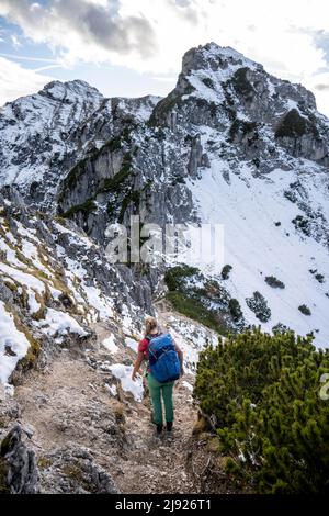 Junge Wanderin auf dem Wanderweg nach Kramerspitz, Bayern, Deutschland Stockfoto