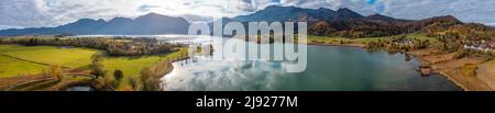 Luftaufnahme, Panorama am Kochelsee im Herbst, Voralpen, Schlehdorf, Bayern, Deutschland Stockfoto