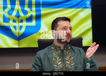 Kiew, Ukraine. 19.. Mai 2022. Der ukrainische Präsident Wolodymyr Zelenskyy spricht per Fernkonferenz am 19. Mai 2022 in Kiew, Ukraine, mit ukrainischen Studenten und Rektoren. Quelle: Ukrainische Präsidentschaft/Ukrainische Präsidentschaft/Alamy Live News Stockfoto