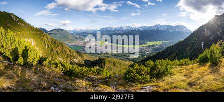 Bergpanorama, Blick über Garmisch-Partenkirchen und Wettersteingebirge, Bayern, Deutschland Stockfoto