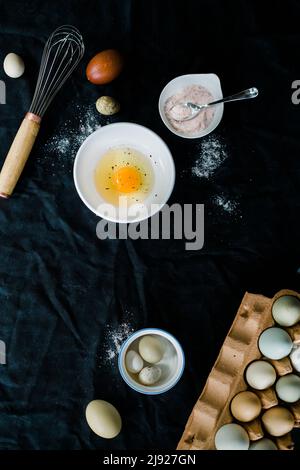 Birnentarte auf grauem Marmorboden mit Zimt und Mandel Stockfoto