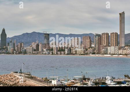 Panoramablick auf Playa Poniente vom Fischereihafen in der Stadt Benidorm, Provinz Alicante, Bundesland Valencia, Spanien, Europa Stockfoto