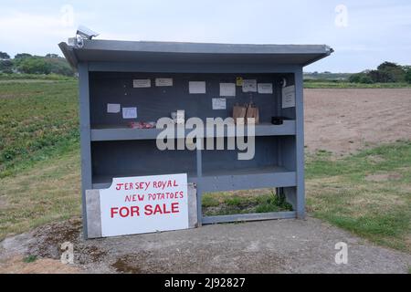 Am Straßenrand gibt es einen nicht besetzten Honesty Stall, der Jersey Royals, anderes Gemüse und Eier in St. Peter, Jersey, Channel Islands verkauft Stockfoto