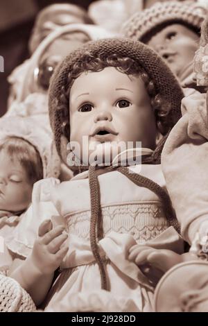 Sepia-Farben, Porträt einer alten Deko-Puppe, Kinderspielzeug, Symbolbild, Österreich Stockfoto