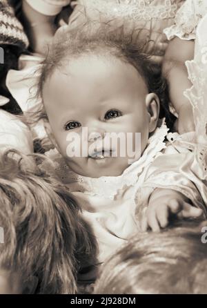 Sepia-Farben, Porträt einer alten dekorativen Babypuppe, Kinderspielzeug, Symbolbild, Österreich Stockfoto