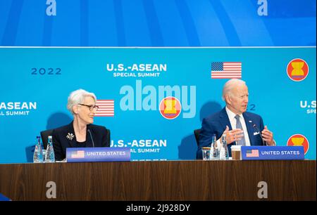 Washington, Vereinigte Staaten von Amerika. 13. Mai 2022. US-Präsident Joe Biden und die stellvertretende Außenministerin Wendy Sherman verließen die USA während der Eröffnungssitzung des US-ASEAN-Sondergipfels am 13. Mai 2022 im Außenministerium in Washington, D.C..Quelle: Freddie Everett/U.S. State Department/Alamy Live News Stockfoto