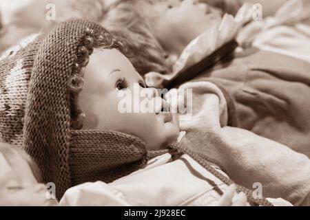 Sepia-Farben, Porträt einer alten dekorativen Babypuppe, Kinderspielzeug, Symbolbild, Österreich Stockfoto