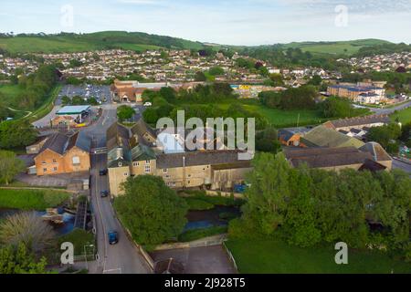 Allgemeiner Blick aus der Luft der historischen JC & RH Palmers Ltd The Old Brewery, die neben dem Fluss Brit in Bridport in Dorset liegt. Die Brauerei wa Stockfoto