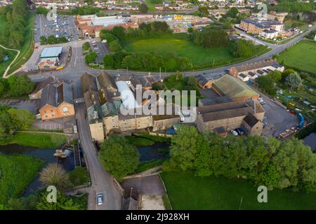 Allgemeiner Blick aus der Luft der historischen JC & RH Palmers Ltd The Old Brewery, die neben dem Fluss Brit in Bridport in Dorset liegt. Die Brauerei wa Stockfoto