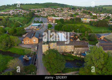 Allgemeiner Blick aus der Luft der historischen JC & RH Palmers Ltd The Old Brewery, die neben dem Fluss Brit in Bridport in Dorset liegt. Die Brauerei wa Stockfoto