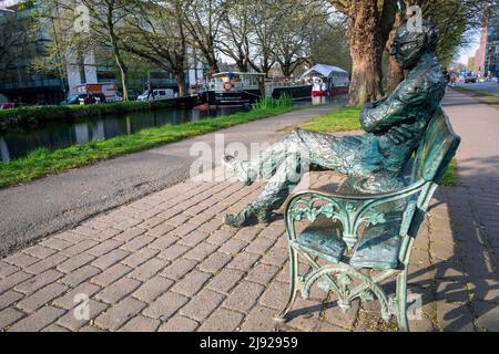 Patrick Kavanagh Statue des Künstlers John Coll am Grand Canal an der Mespil Road. Dublin, Irland Stockfoto