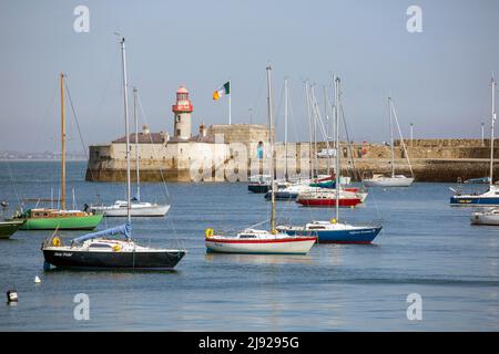 Blick auf Leuchtturm, Boote und Flagge in Dun Laoghaire, County Dublin, Irland Stockfoto