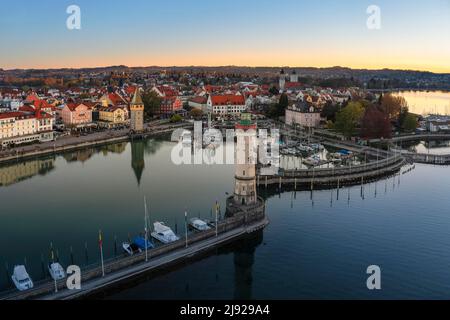 Lindau Hafen mit Leuchtturm bei Sonnenaufgang, Bodensee, Bayern, Deutschland, Bodensee, Lindau, Bayern, Deutschland Stockfoto