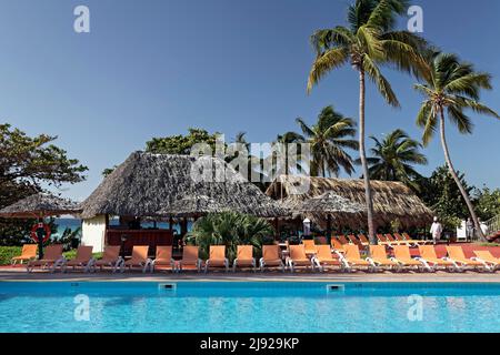 Swimmingpool, Sonnenliegen, Bar, Kokospalme (Cocos nucifera), Hotel Club Amigo Costasur, Playa Ancon, Trinidad, Provinz Sancti Spiritus, Kuba Stockfoto