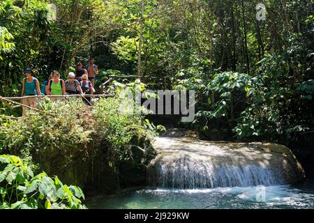 Gruppe von Touristen auf dem Wasserweg, Sendero reino de las aguas, El Nicho Wasserfälle Collantes Höhen, Gran Parque Natural Topes de Collantes Stockfoto