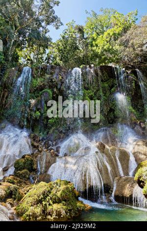 El Nicho Wasserfälle, auf dem Wasserweg, Sendero Reino de las Aguas, Collantes Heights, Gran Parque Natural Topes de Collantes, Naturschutzgebiet Stockfoto