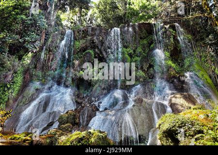 El Nicho Wasserfälle, auf dem Wasserweg, Sendero Reino de las Aguas, Collantes Heights, Gran Parque Natural Topes de Collantes, Naturschutzgebiet Stockfoto