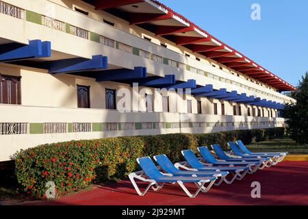 Sonnenliegen, Hotelgebäude, Hotel Club Amigo Costasur, Trinidad, Trinidad, Kuba, Westindien, Karibik Stockfoto