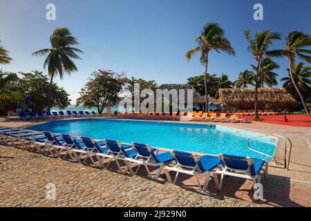 Swimmingpool, Sonnenliegen, Bar, Kokospalme (Cocos nucifera), Hotel Club Amigo Costasur, Playa Ancon, Trinidad, Provinz Sancti Spiritus, Kuba Stockfoto