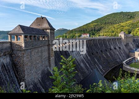 Damm, Torhäuser an der Staumauer des Stausees Edersee, Damm Edertal, Edertalsperre, Hotel Ederseeblick, hinter Schloss Waldeck, Edertal, Kassel, Hessen Stockfoto