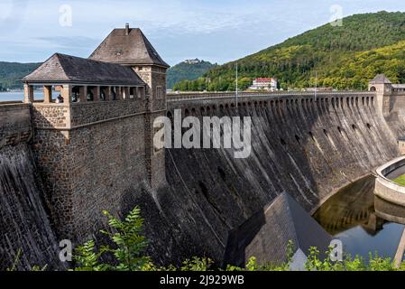 Damm, Torhäuser an der Staumauer des Stausees Edersee, Damm Edertal, Edertalsperre, Hotel Ederseeblick, hinter Schloss Waldeck, Edertal, Kassel, Hessen Stockfoto