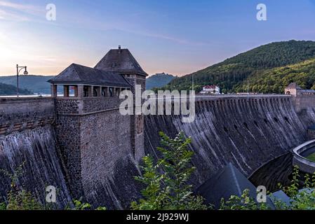 Damm, Torhäuser an der Staumauer des Stausees Edersee, Damm Edertal, Edertalsperre, Hotel Ederseeblick, hinter Schloss Waldeck, Sonnenuntergang, blaue Stunde Stockfoto