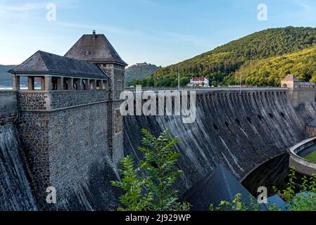 Damm, Torhäuser an der Staumauer des Stausees Edersee, Damm Edertal, Edertalsperre, Hotel Ederseeblick, hinter Schloss Waldeck, Edertal, Kassel, Hessen Stockfoto