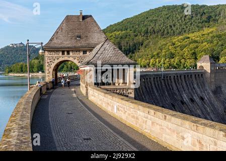 Torhäuser am Damm, Staumauer des Stausees Edersee, Staumauer Edertal, Edertalsperre, hinter Schloss Waldeck, Edertal, Kassel, Hessen, Deutschland Stockfoto