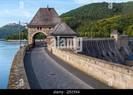 Torhäuser am Damm, Staumauer des Stausees Edersee, Staumauer Edertal, Edertalsperre, hinter Schloss Waldeck, Edertal, Kassel, Hessen, Deutschland Stockfoto