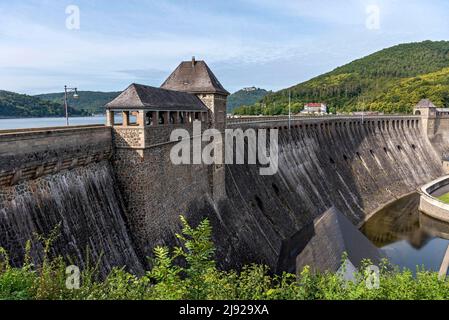 Damm, Torhäuser an der Staumauer des Stausees Edersee, Damm Edertal, Edertalsperre, Hotel Ederseeblick, hinter Schloss Waldeck, Edertal, Kassel, Hessen Stockfoto