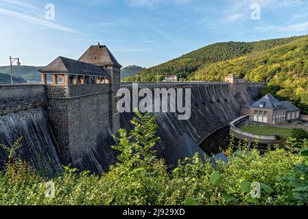 Damm, Torhäuser an der Staumauer des Edersee-Stausees, Kraftwerk Hemfurth II, Staumauer Edertal, Edertalsperre, Hotel Ederseeblick, Schloss Waldeck am Stockfoto