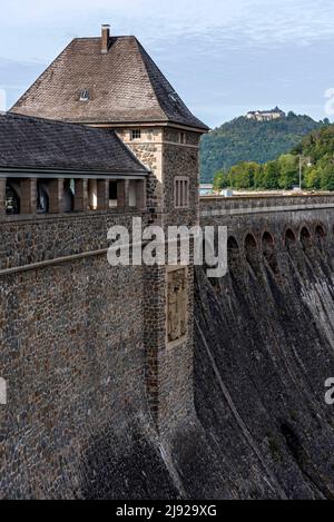 Südliches Torhaus mit Infopunkt am Damm, Staumauer des Edersee-Stausees, Edertalsperre, Eder-Staumauer, Waldeck-Burg hinten, Edertal, Kassel, Hessen Stockfoto