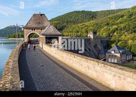 Torhäuser am Damm, Staumauer des Edersee-Stausees, Maschinenhaus des Kraftwerks Hemfurth II, Staudamm Edertal, Staudamm Eder, Burg Waldeck hinten Stockfoto