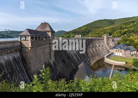 Damm, Torhäuser an der Staumauer des Edersee-Stausees, Kraftwerk Hemfurth II, Staumauer Edertal, Edertalsperre, Hotel Ederseeblick, Schloss Waldeck am Stockfoto