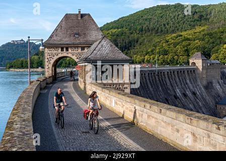 Radfahrer, Torhäuser am Damm, Staumauer des Stausees Edersee, Staumauer Edertal, Edertalsperre, hinter Schloss Waldeck, Edertal, Kassel, Hessen, Deutschland Stockfoto