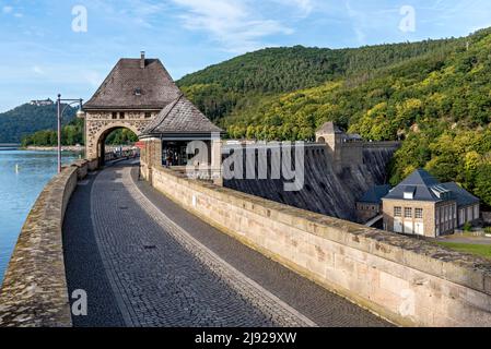 Torhäuser am Damm, Staumauer des Edersee-Stausees, Maschinenhaus des Kraftwerks Hemfurth II, Staudamm Edertal, Staudamm Eder, Burg Waldeck hinten Stockfoto