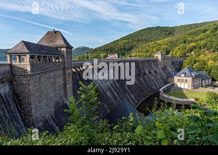 Damm, Torhäuser an der Staumauer des Edersee-Stausees, Kraftwerk Hemfurth II, Staumauer Edertal, Edertalsperre, Hotel Ederseeblick, Schloss Waldeck am Stockfoto