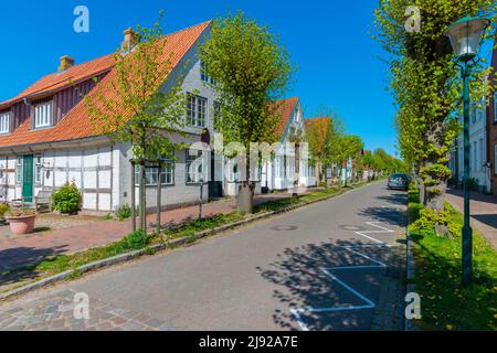 Arnis, kleinste deutsche Stadt, lange Straße, Fachwerkhaus, Erker, Architektur, Fußweg, Giebelhäuser, Laterne, Schleiregion Stockfoto