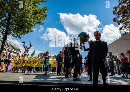 Rotterdam, Niederlande, 19/05/2022, Hunderte von Klimaaktivisten werden vor dem märz gesehen. Mit diesem Protest startete die Klimaorganisation Extinction Rebellion (XR) eine Kampagne, um ein Ende der fossilen Industrie und einen klimafreundigen Übergang zu fordern. Hunderte von Aktivisten versammelten sich am Hauptbahnhof von Rotterdam und marschierten von dort aus durch die Stadt, darunter mehrere künstlerische Darbietungen. Diese Kampagne dauert bis zum 24.. Mai und wird auf mehrere disruptive Aktionen und Workshops zählen, um Notfallmaßnahmen gegen die Klima- und Umweltkrise zu fordern. Stockfoto