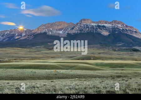 Vollmonduntersetzung hinter Sägezahnrücken an der felsigen Bergfront in der Nähe von augusta, montana Stockfoto