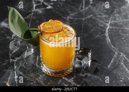 Mai Tai Trendy alkoholischer Cocktail mit Rum, Likör, Sirup, Limettensaft, Minze und zerkleinertem Eis. Dunkler Hintergrund, Kopierbereich. Stockfoto