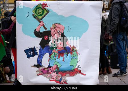 Helsinki, Finnland - 12. Oktober 2019: Plakat mit dem türkischen Präsidenten Recep Tayyip Erdogan und einer NATO-Flagge bei einer friedlichen Kundgebung in der Innenstadt von Helsinki Stockfoto