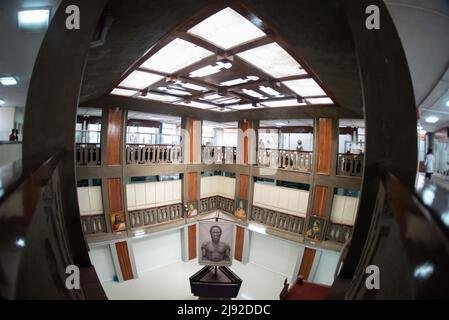 Addis Abeba. 18.. Mai 2022. Das Foto vom 18. Mai 2022 zeigt das Innere des Nationalmuseums von Äthiopien in Addis Abeba, Äthiopien. Das Museum beherbergt Sammlungen von wertvollen Erbschaften, darunter versteinerte Knochen eines Weibchens der Hominin-Art Australopithecus afarensis, genannt 'Lucy', die vermutlich vor etwa 3,2 Millionen Jahren lebte. Quelle: Michael Tewelde/Xinhua/Alamy Live News Stockfoto