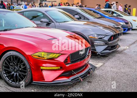 ATLANTA, GEORGIA - 5. Dezember 2021: Koffein und Octane ist eine national anerkannte Auto-Show, die monatlich stattfindet und Hunderte von klassischen und Muskelkater zeigt Stockfoto