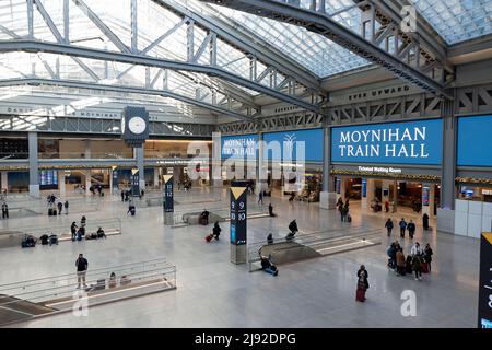 Moynihan Train Hall, eine Erweiterung der Penn Station im ehemaligen James A. Farley Postgebäude, hat Zugang zur Long Island Railroad & Amtrak. Stockfoto