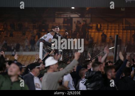 Burslem, Großbritannien. 19.. Mai 2022. Anhänger von Port Vale dringen auf das Spielfeld ein, nachdem ihr Team das Elfmeterschießen während des Play-Off-Halbfinalmatches der EFL Sky Bet League 2 zwischen Port Vale und Swindon Town am 19. Mai 2022 in Vale Park, Burslem, England, gewonnen hat. Foto von Jurek Biegus. Nur zur redaktionellen Verwendung, Lizenz für kommerzielle Nutzung erforderlich. Keine Verwendung bei Wetten, Spielen oder Veröffentlichungen einzelner Clubs/Vereine/Spieler. Kredit: UK Sports Pics Ltd/Alamy Live Nachrichten Stockfoto