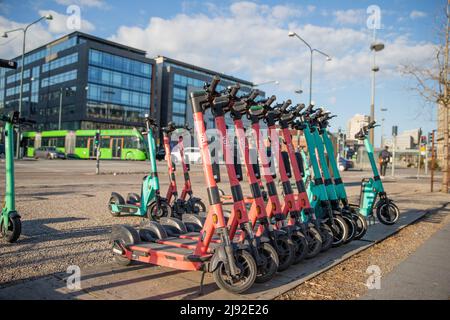 Malmö, Schweden, April 20. 2022: In Malmö geparkte und einsatzbereite Elektroroller, nachhaltige und ökologische Mobilität Stockfoto