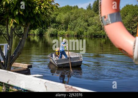 Mai 2022. Fährmann Kevin Wilkinson scheidet nach fast 20 Jahren Betrieb der historischen Penny Ferry über den Manchester Ship Canal in Thelwall aus Stockfoto